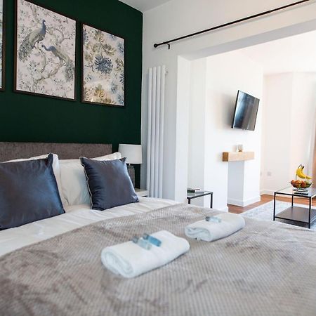 Studio Apartment With 65" Smart Tv Newport  Extérieur photo