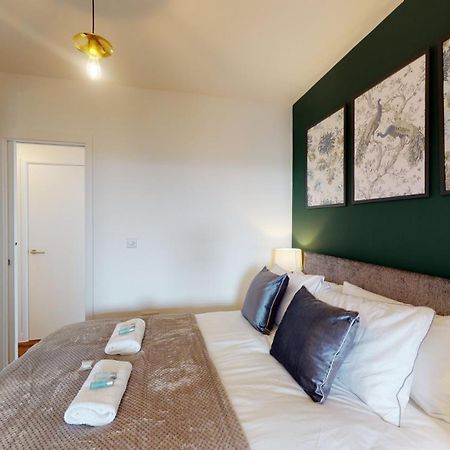Studio Apartment With 65" Smart Tv Newport  Extérieur photo