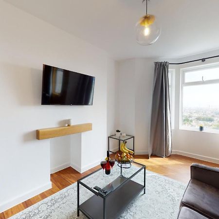 Studio Apartment With 65" Smart Tv Newport  Extérieur photo
