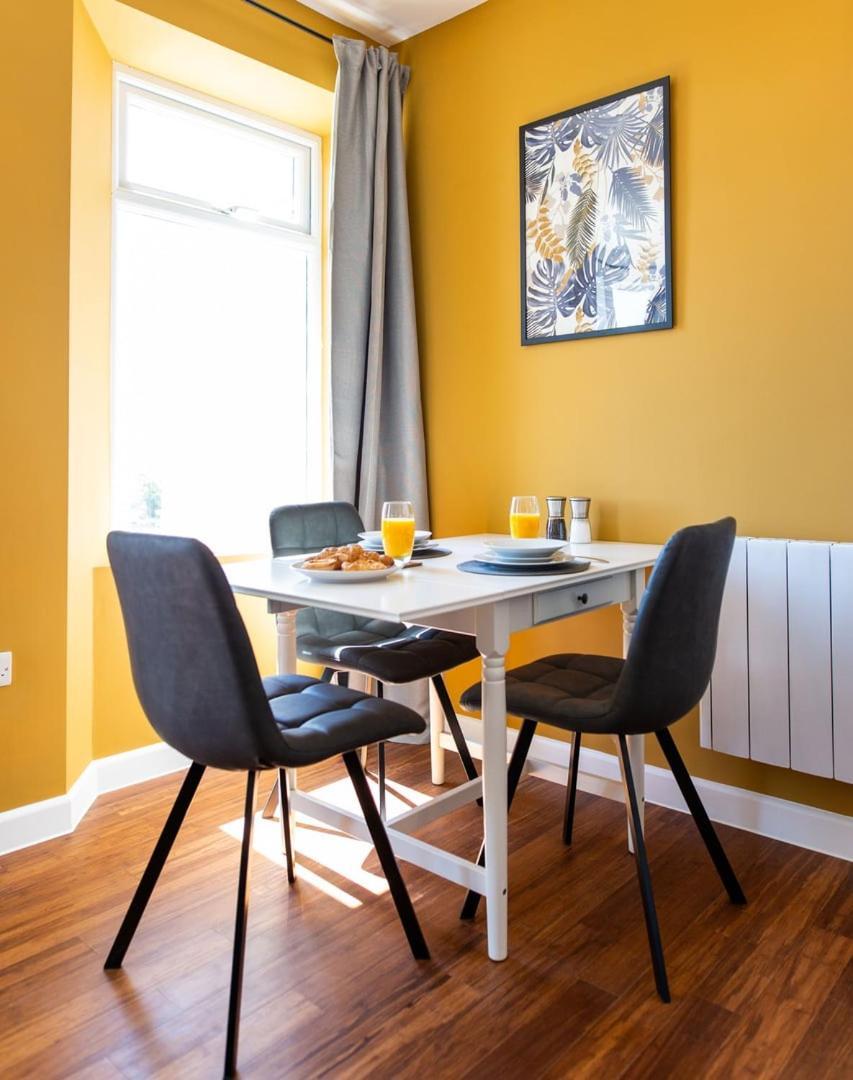 Studio Apartment With 65" Smart Tv Newport  Extérieur photo