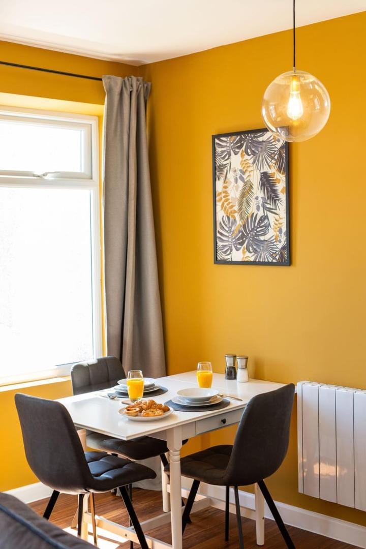 Studio Apartment With 65" Smart Tv Newport  Extérieur photo