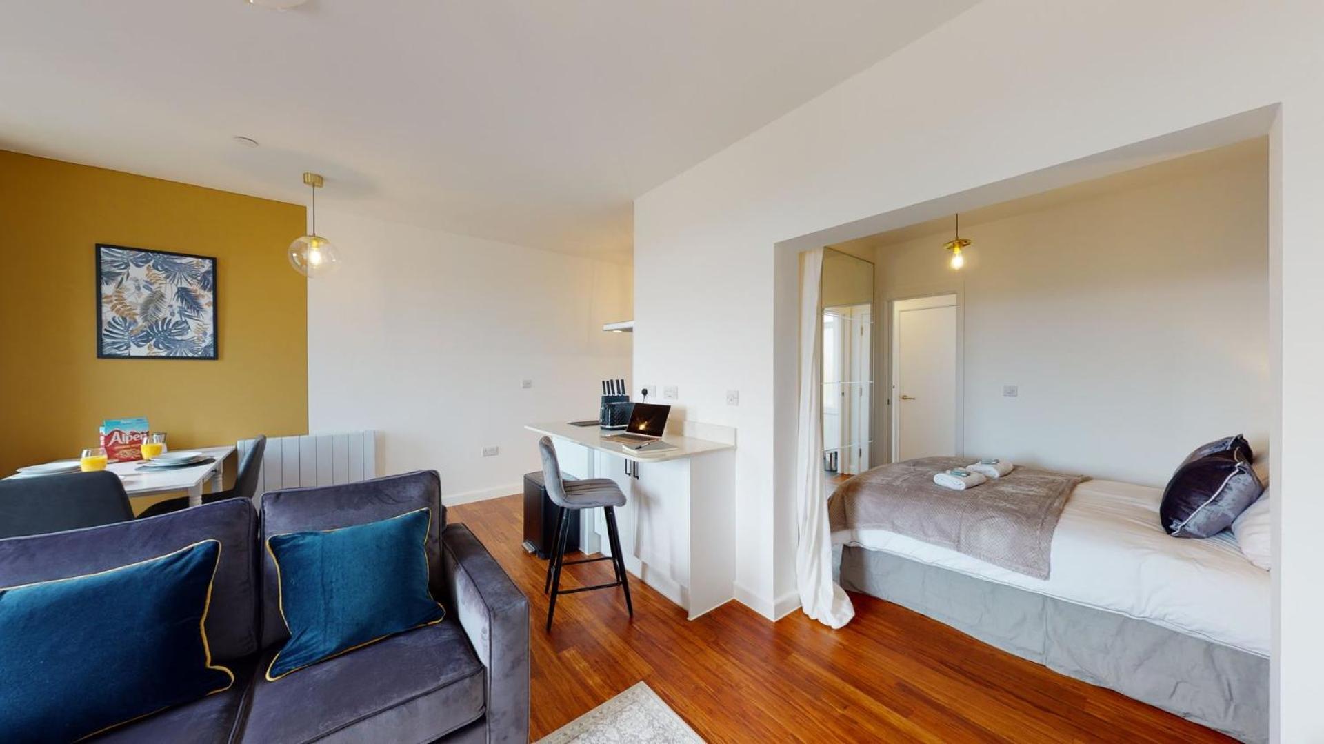 Studio Apartment With 65" Smart Tv Newport  Extérieur photo