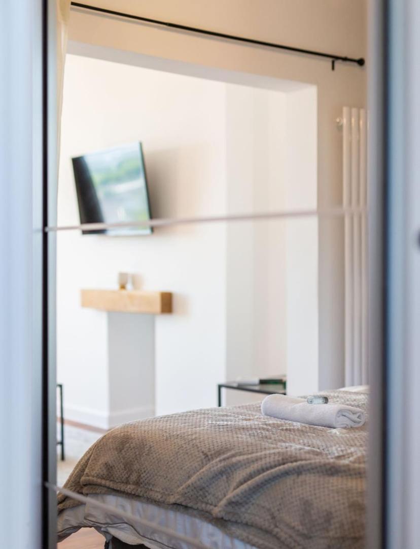 Studio Apartment With 65" Smart Tv Newport  Extérieur photo