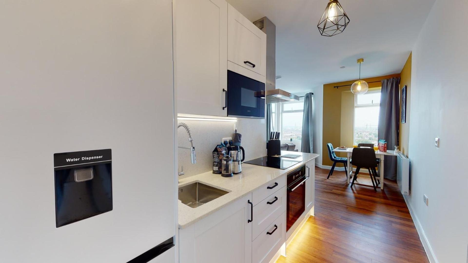 Studio Apartment With 65" Smart Tv Newport  Extérieur photo