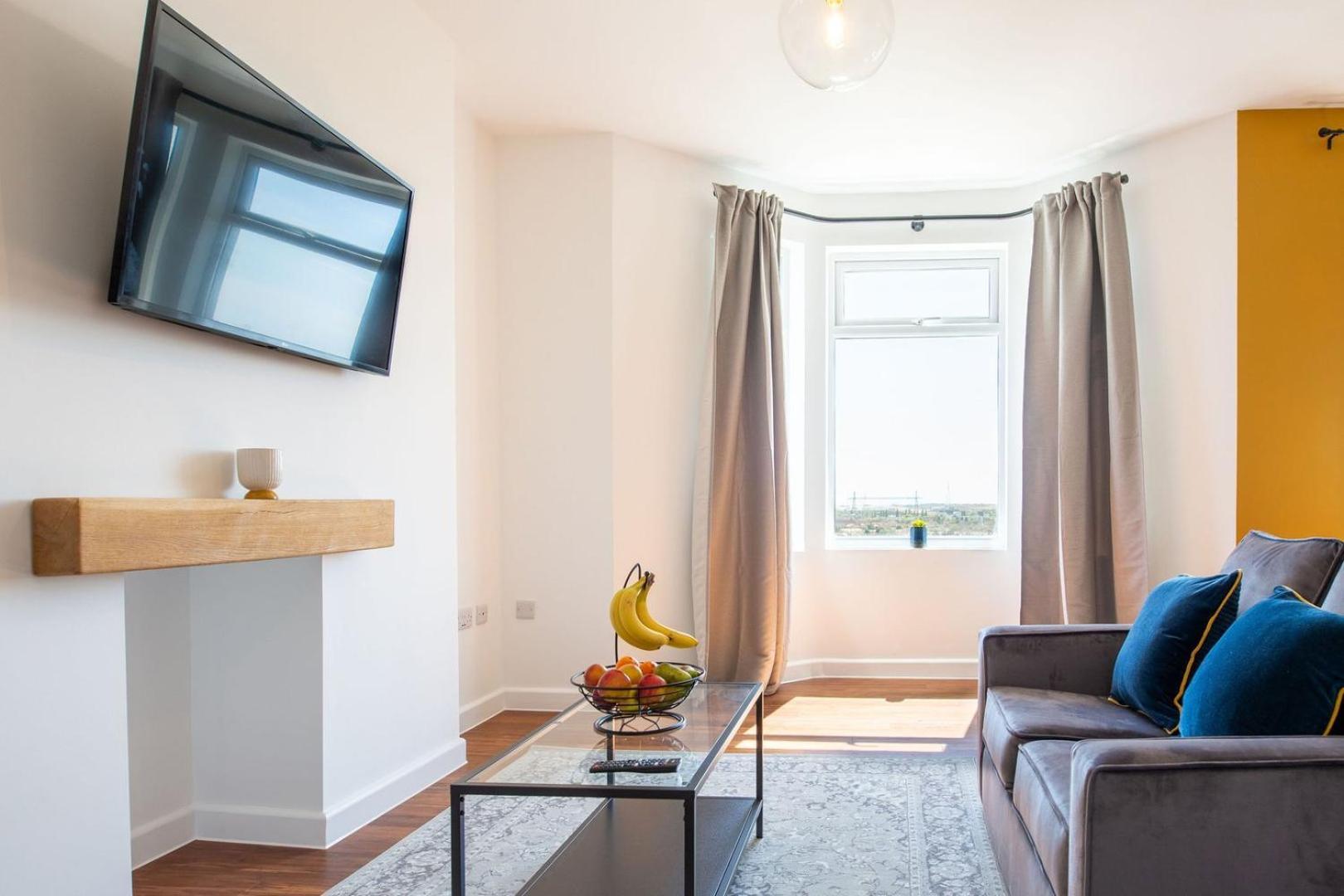 Studio Apartment With 65" Smart Tv Newport  Extérieur photo