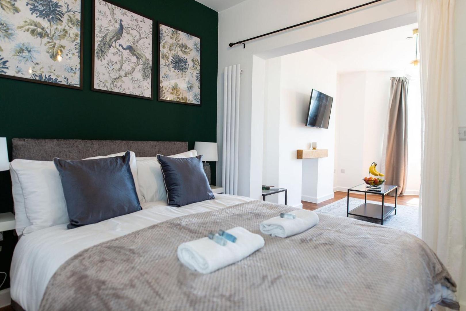 Studio Apartment With 65" Smart Tv Newport  Extérieur photo