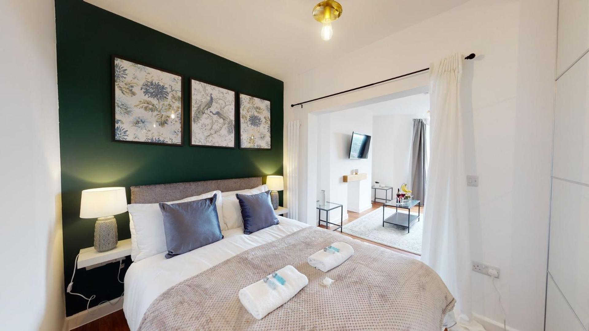 Studio Apartment With 65" Smart Tv Newport  Extérieur photo