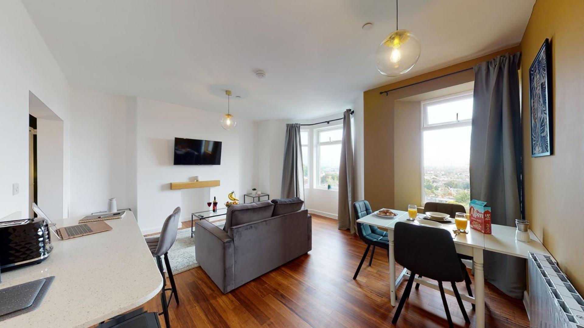 Studio Apartment With 65" Smart Tv Newport  Extérieur photo