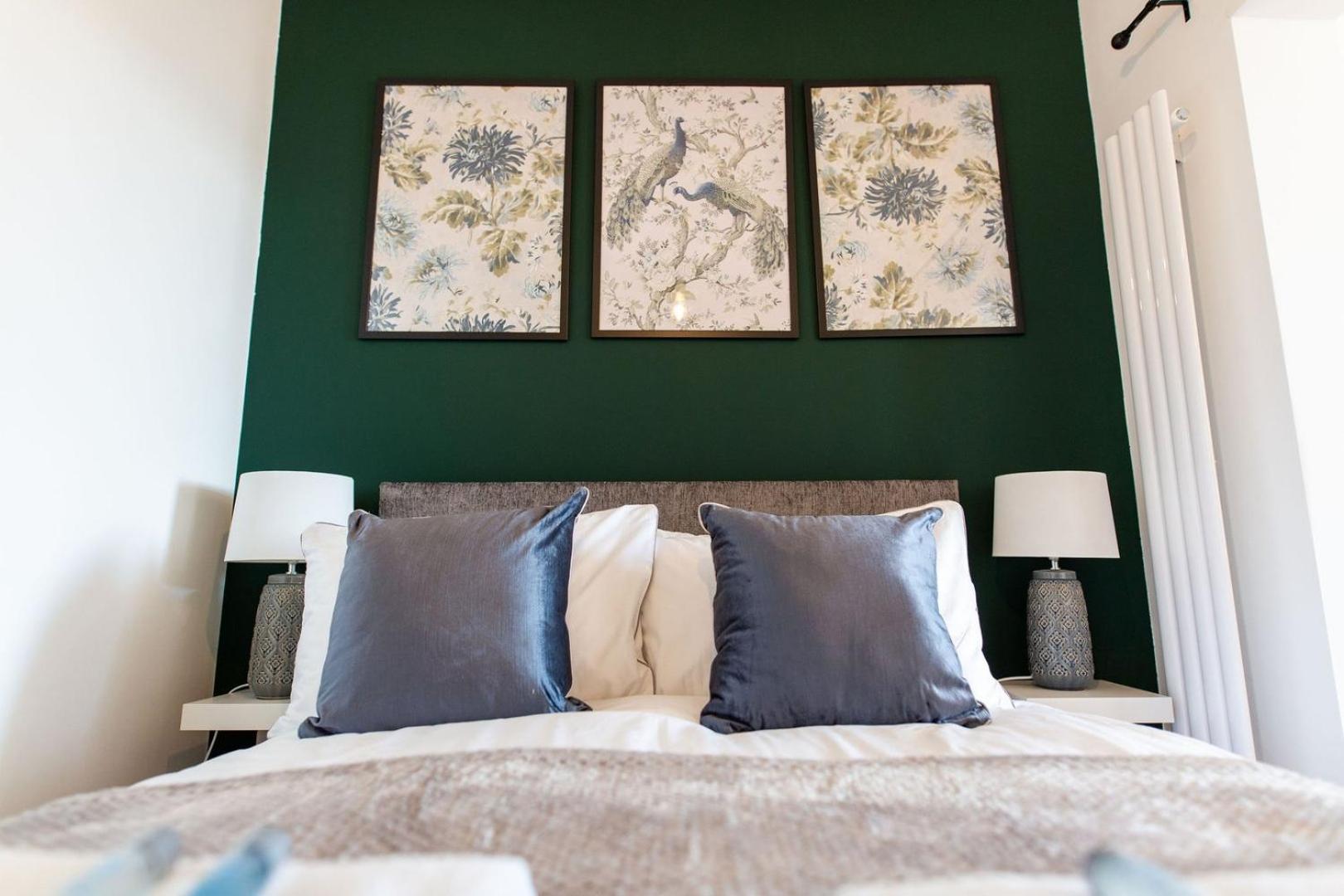 Studio Apartment With 65" Smart Tv Newport  Extérieur photo