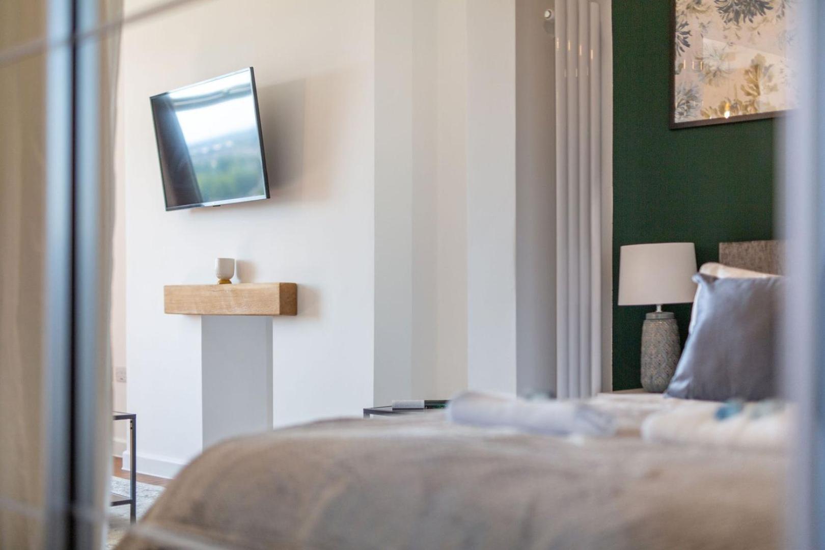 Studio Apartment With 65" Smart Tv Newport  Extérieur photo