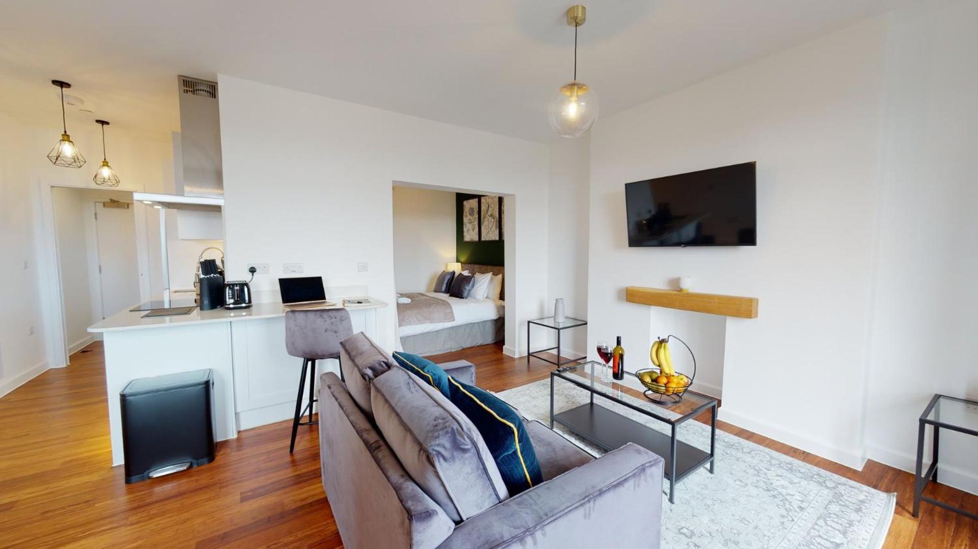 Studio Apartment With 65" Smart Tv Newport  Extérieur photo