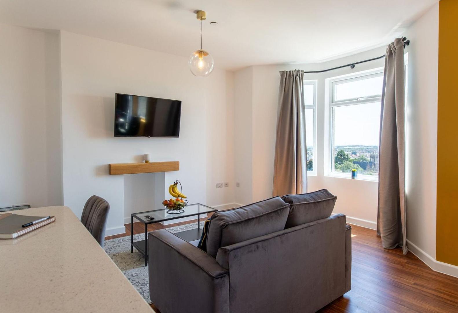 Studio Apartment With 65" Smart Tv Newport  Extérieur photo