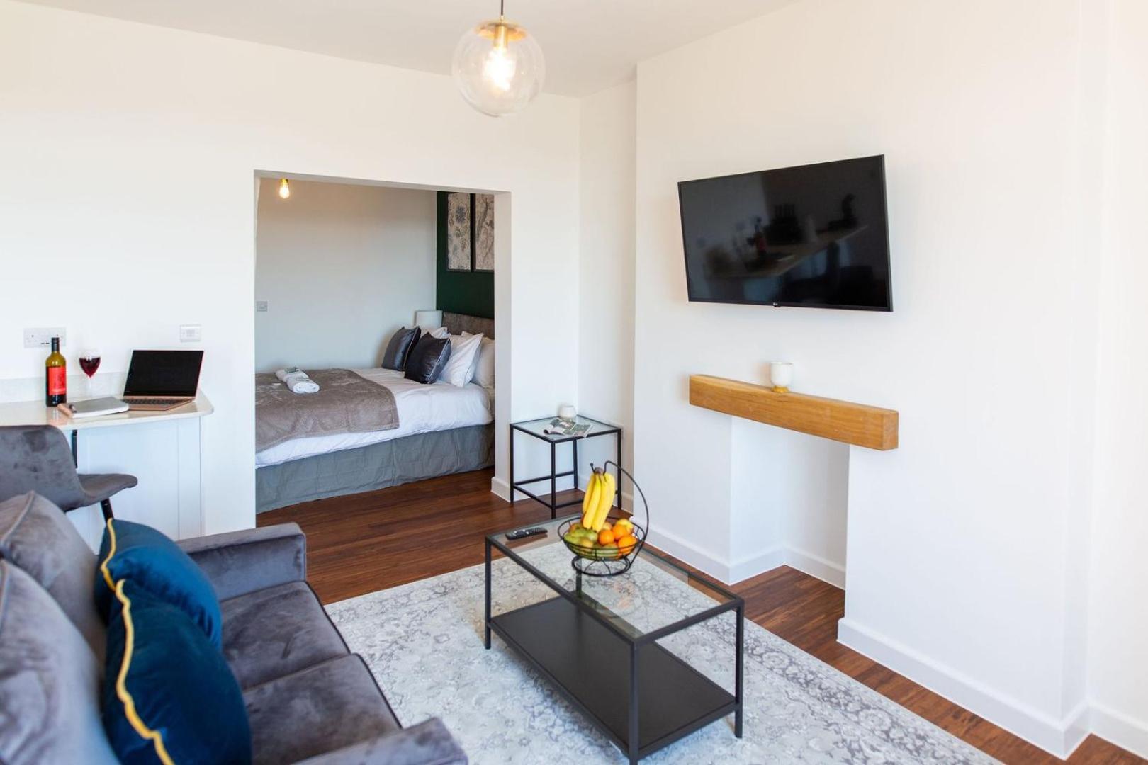 Studio Apartment With 65" Smart Tv Newport  Extérieur photo