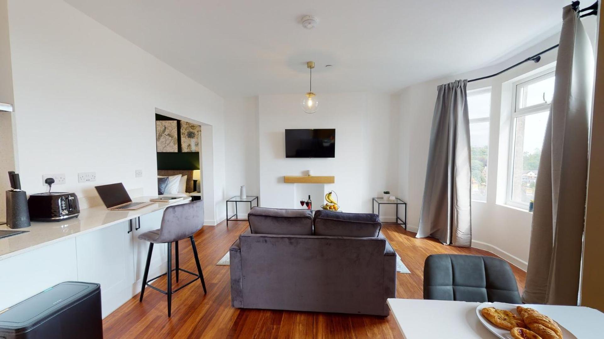 Studio Apartment With 65" Smart Tv Newport  Extérieur photo