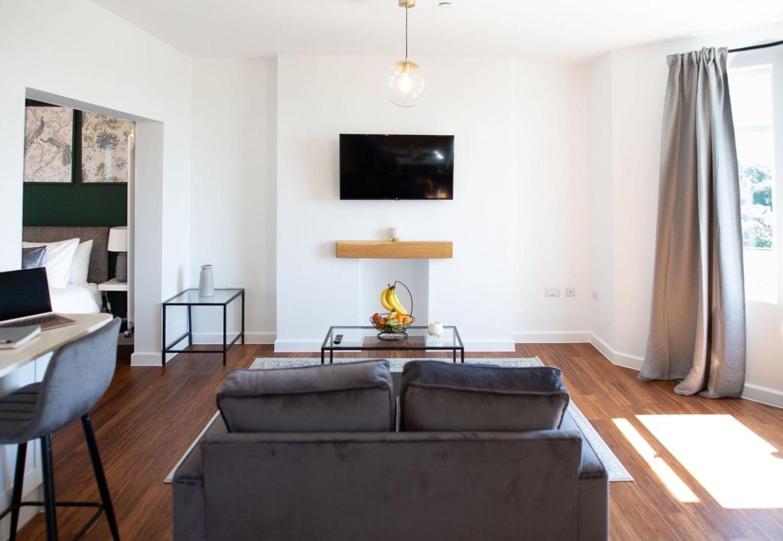 Studio Apartment With 65" Smart Tv Newport  Extérieur photo