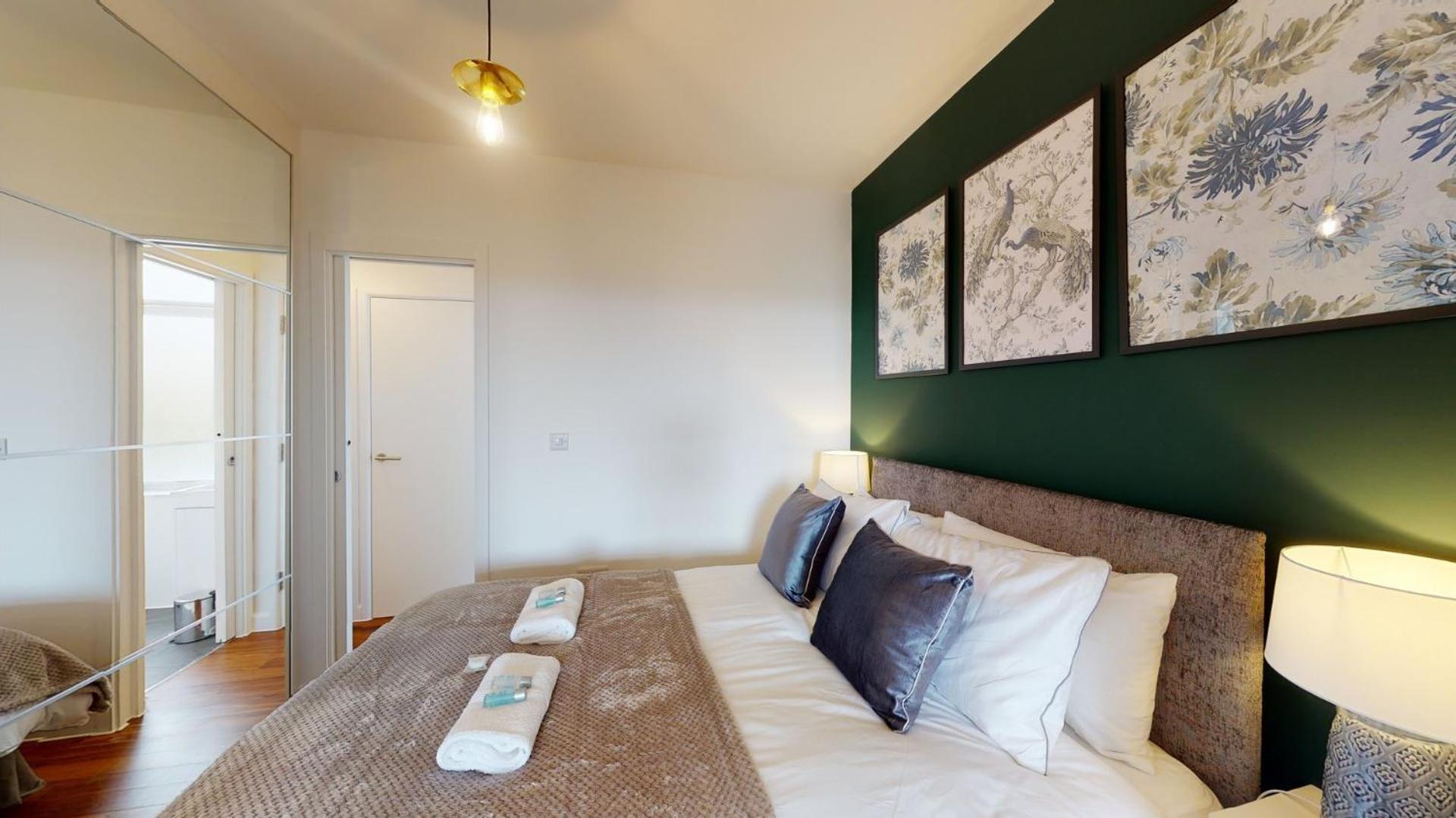 Studio Apartment With 65" Smart Tv Newport  Extérieur photo