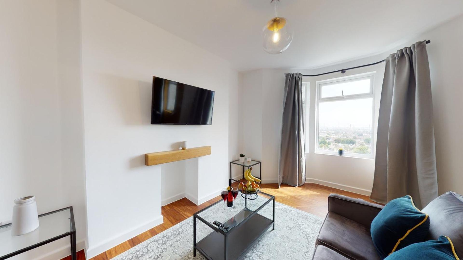Studio Apartment With 65" Smart Tv Newport  Extérieur photo