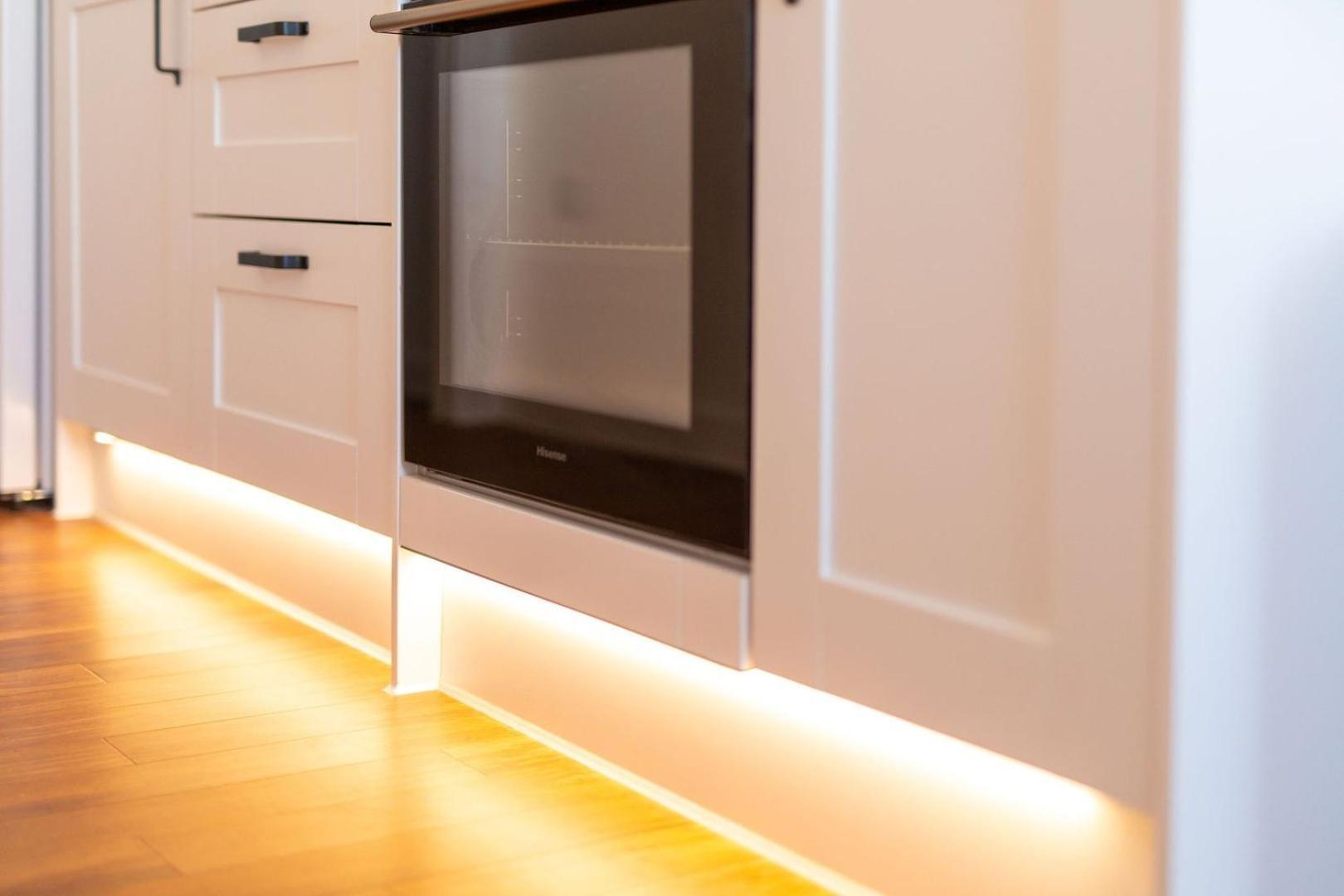 Studio Apartment With 65" Smart Tv Newport  Extérieur photo
