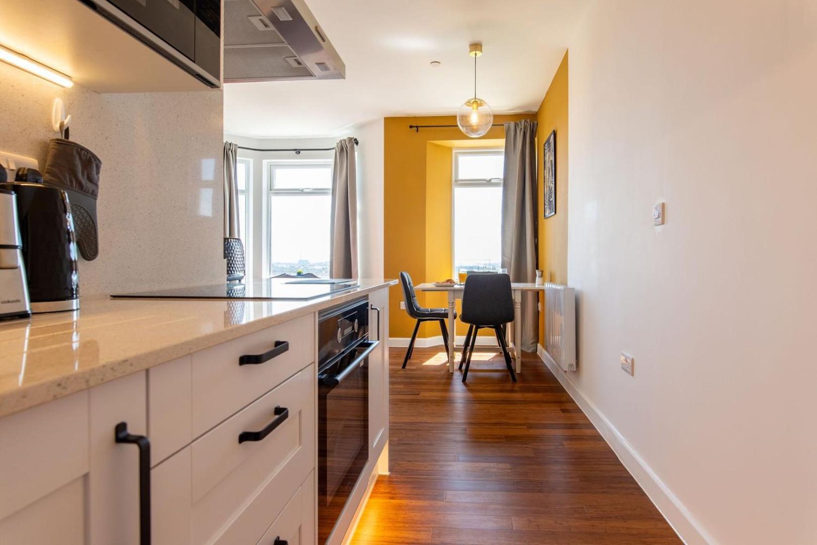 Studio Apartment With 65" Smart Tv Newport  Extérieur photo