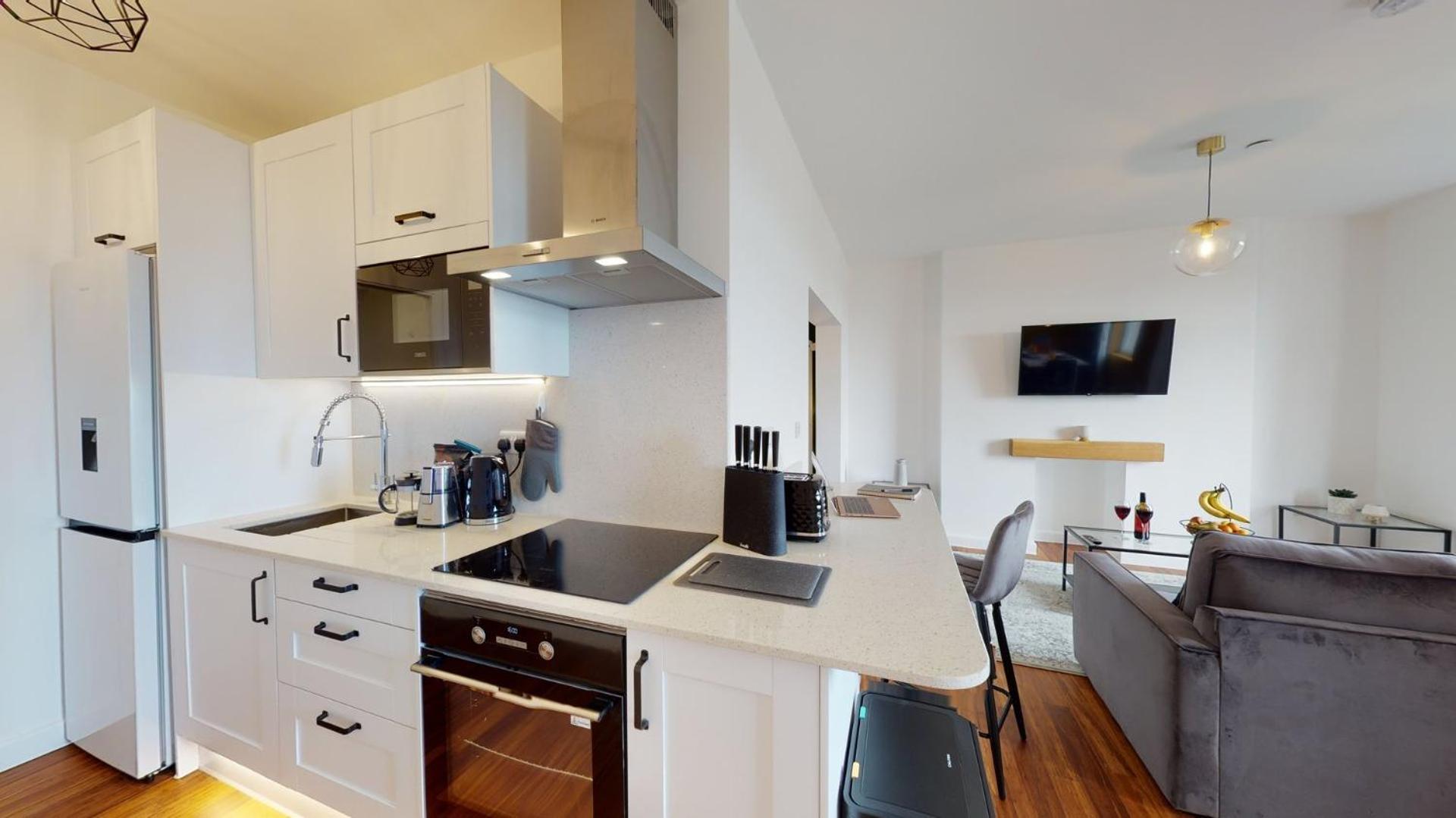 Studio Apartment With 65" Smart Tv Newport  Extérieur photo