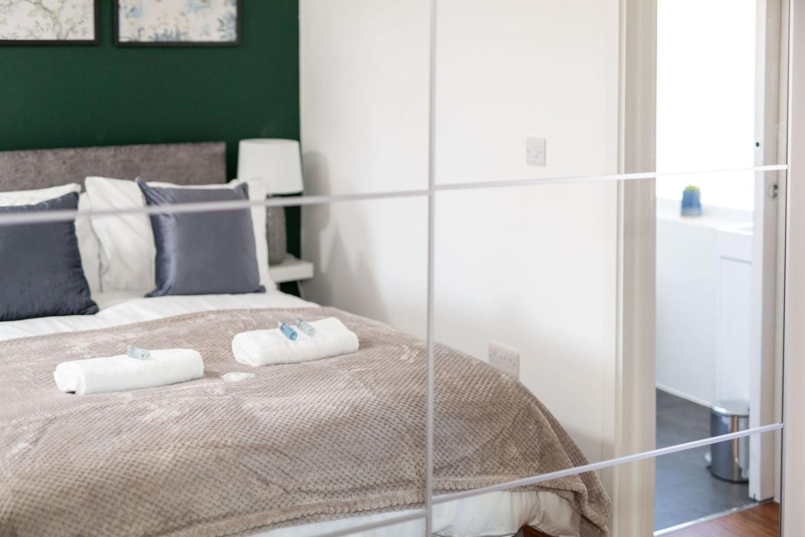 Studio Apartment With 65" Smart Tv Newport  Extérieur photo
