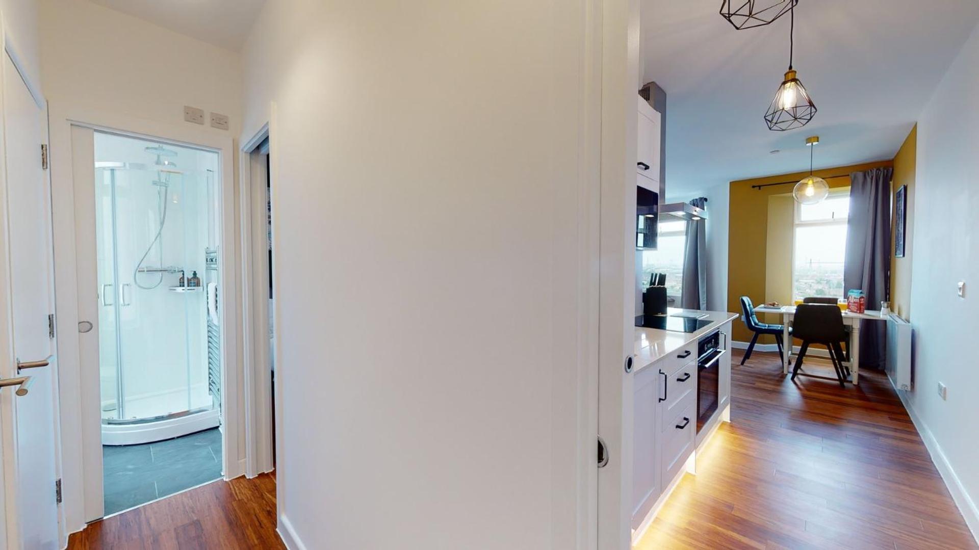 Studio Apartment With 65" Smart Tv Newport  Extérieur photo
