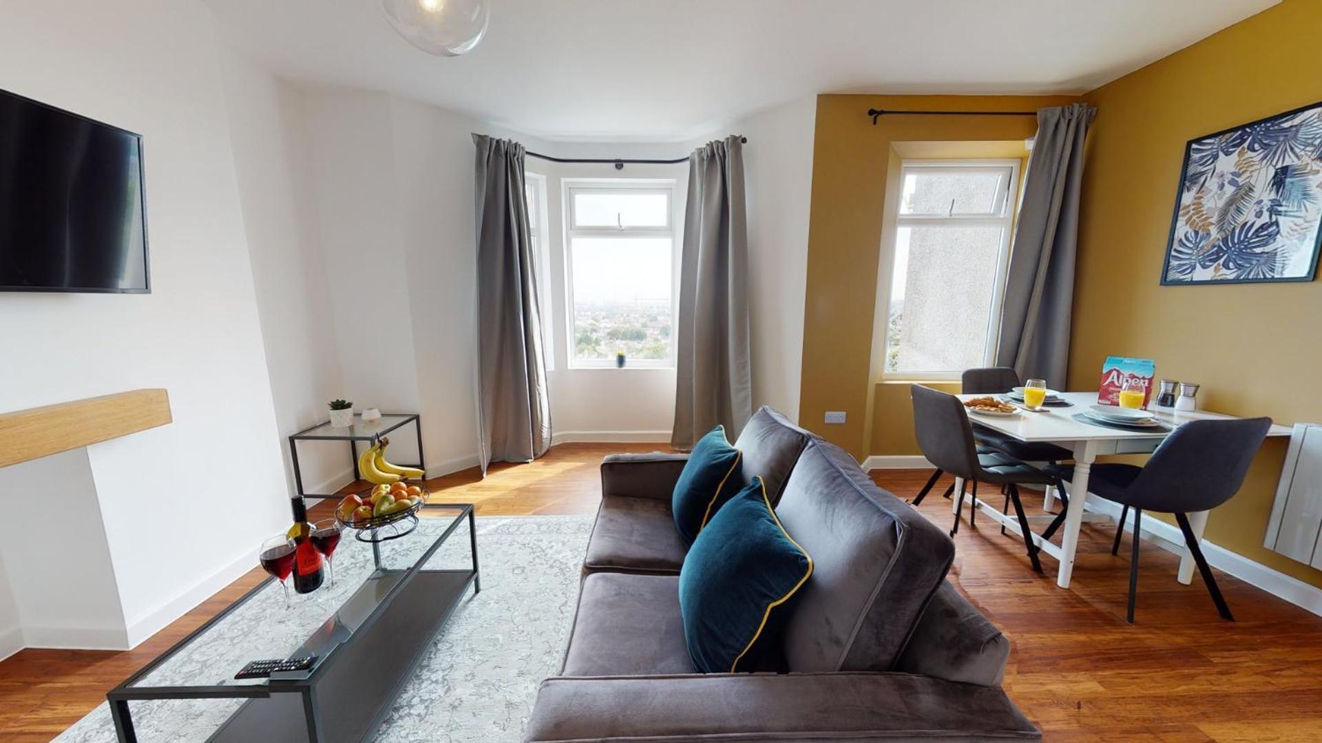 Studio Apartment With 65" Smart Tv Newport  Extérieur photo