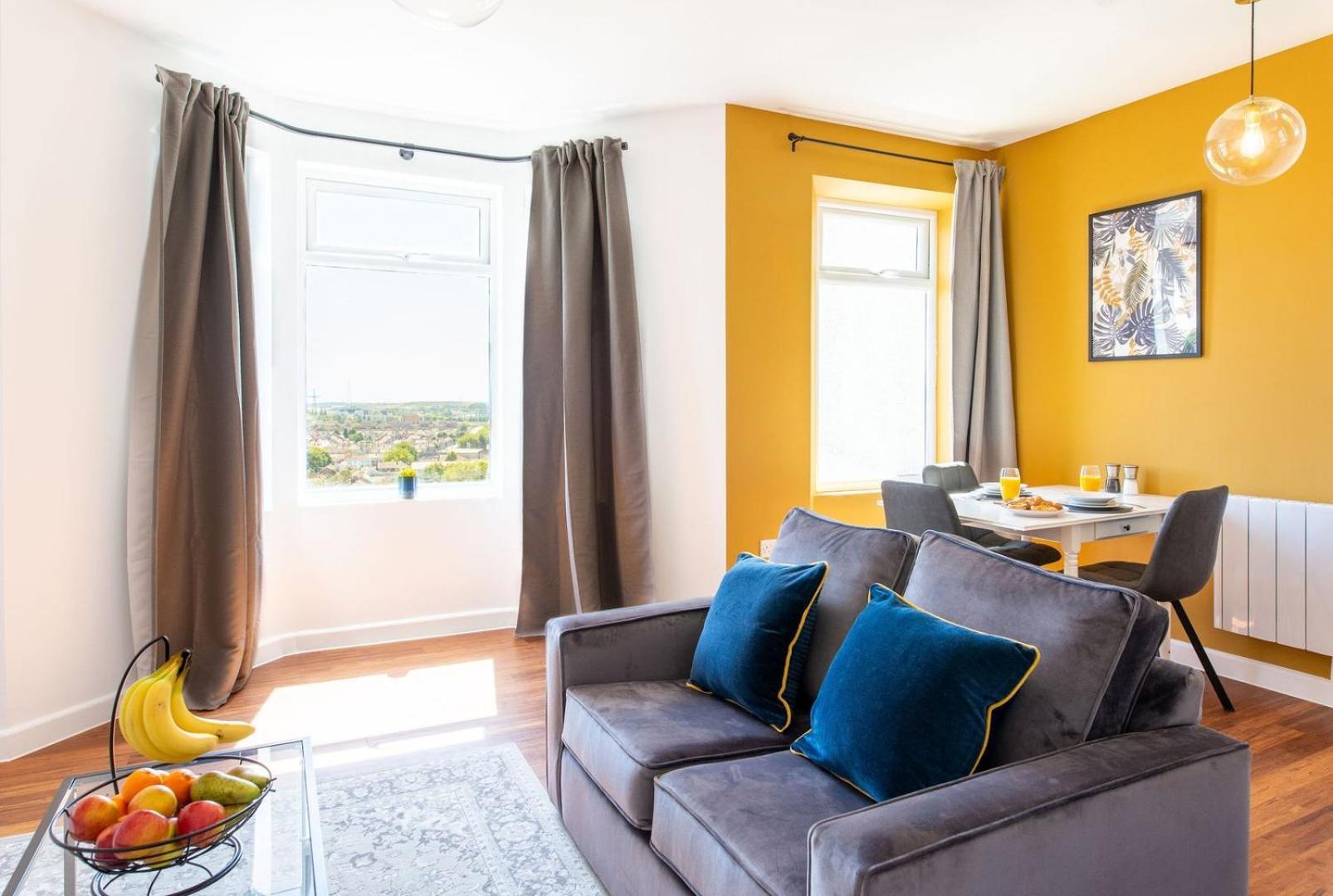 Studio Apartment With 65" Smart Tv Newport  Extérieur photo