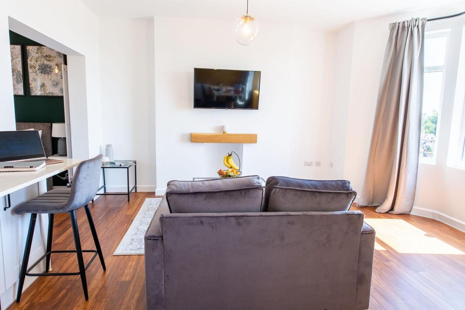 Studio Apartment With 65" Smart Tv Newport  Extérieur photo