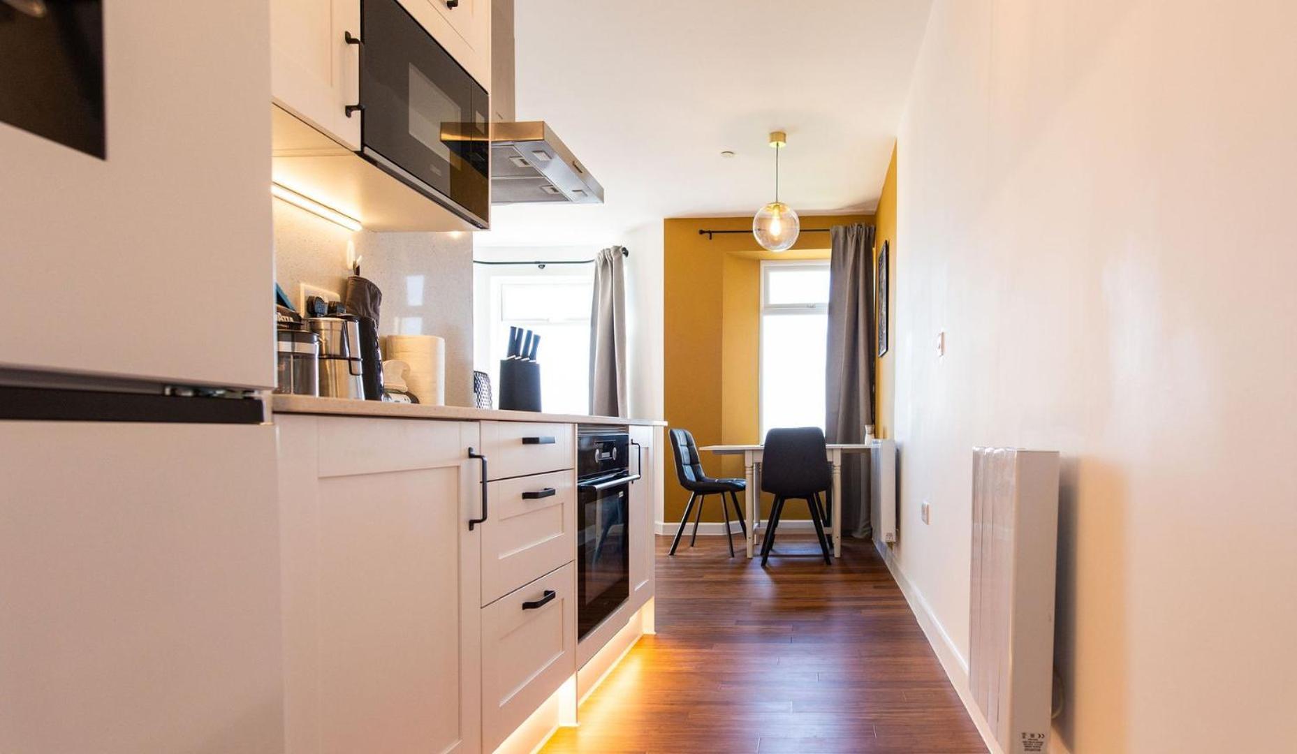 Studio Apartment With 65" Smart Tv Newport  Extérieur photo